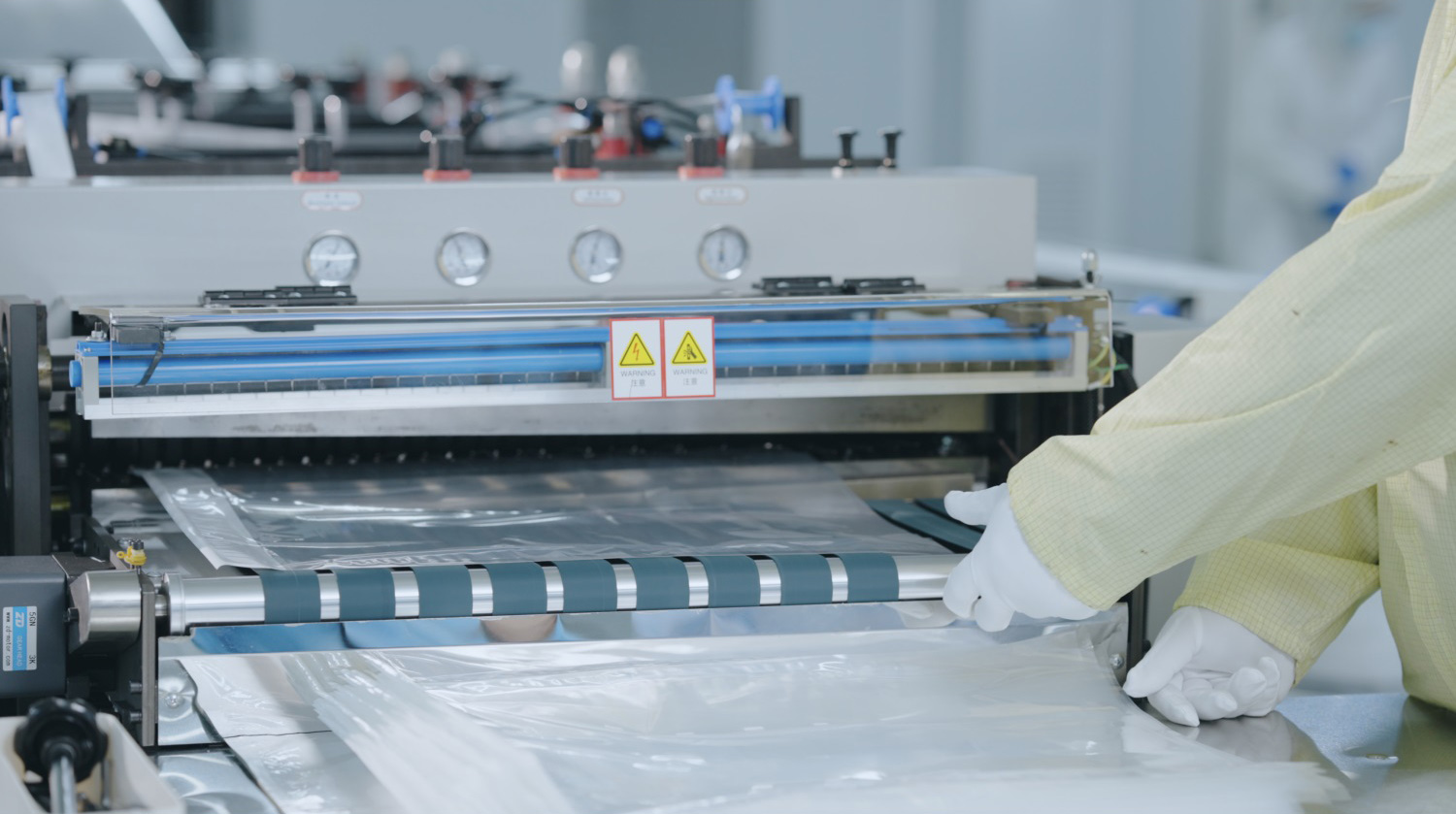 During operation of the imported bag-making machine-Nais Medical Packaging Technology(Shenzhen) Co.,Ltd